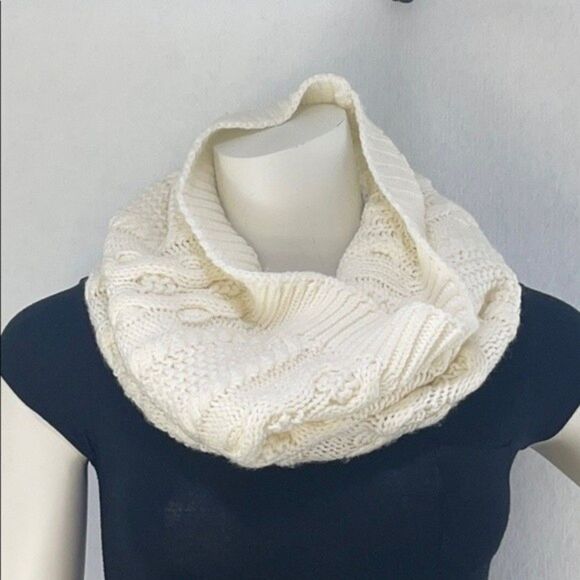Calvin Klein cable knit infinity scarf - Picture 1 of 5